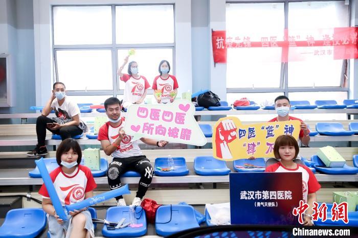 比赛现场，来自武汉市第四医院的啦啦队 湖北省对外友好协会供图 摄