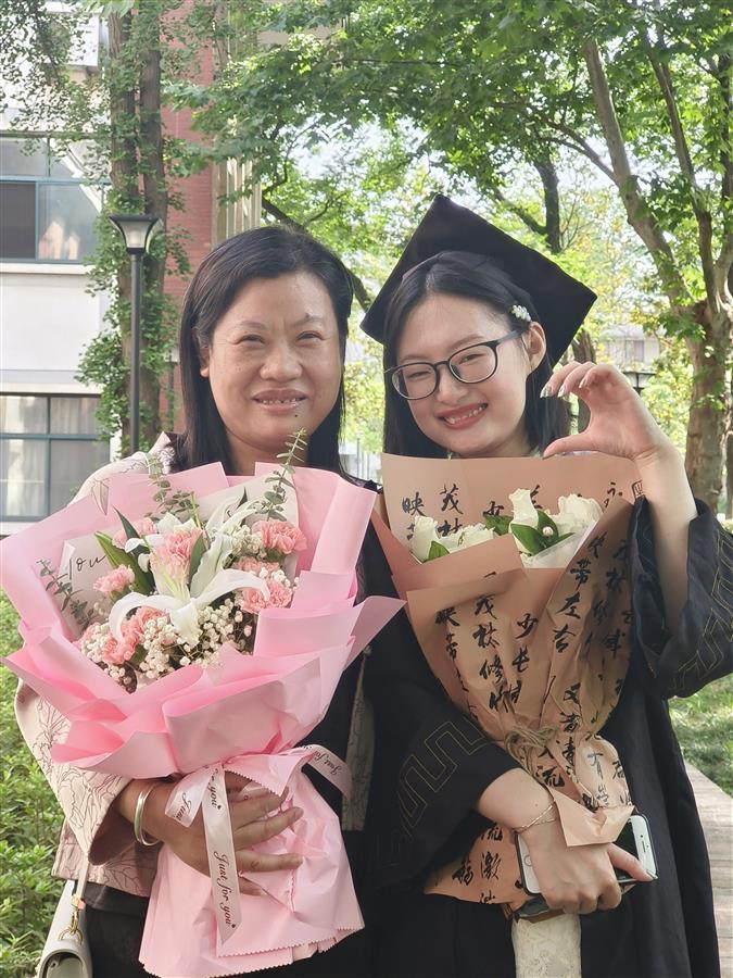 图为严鋆与何海燕老师合照 本人供图.jpg 图为严鋆与何海燕老师合照 本人供图.jpg